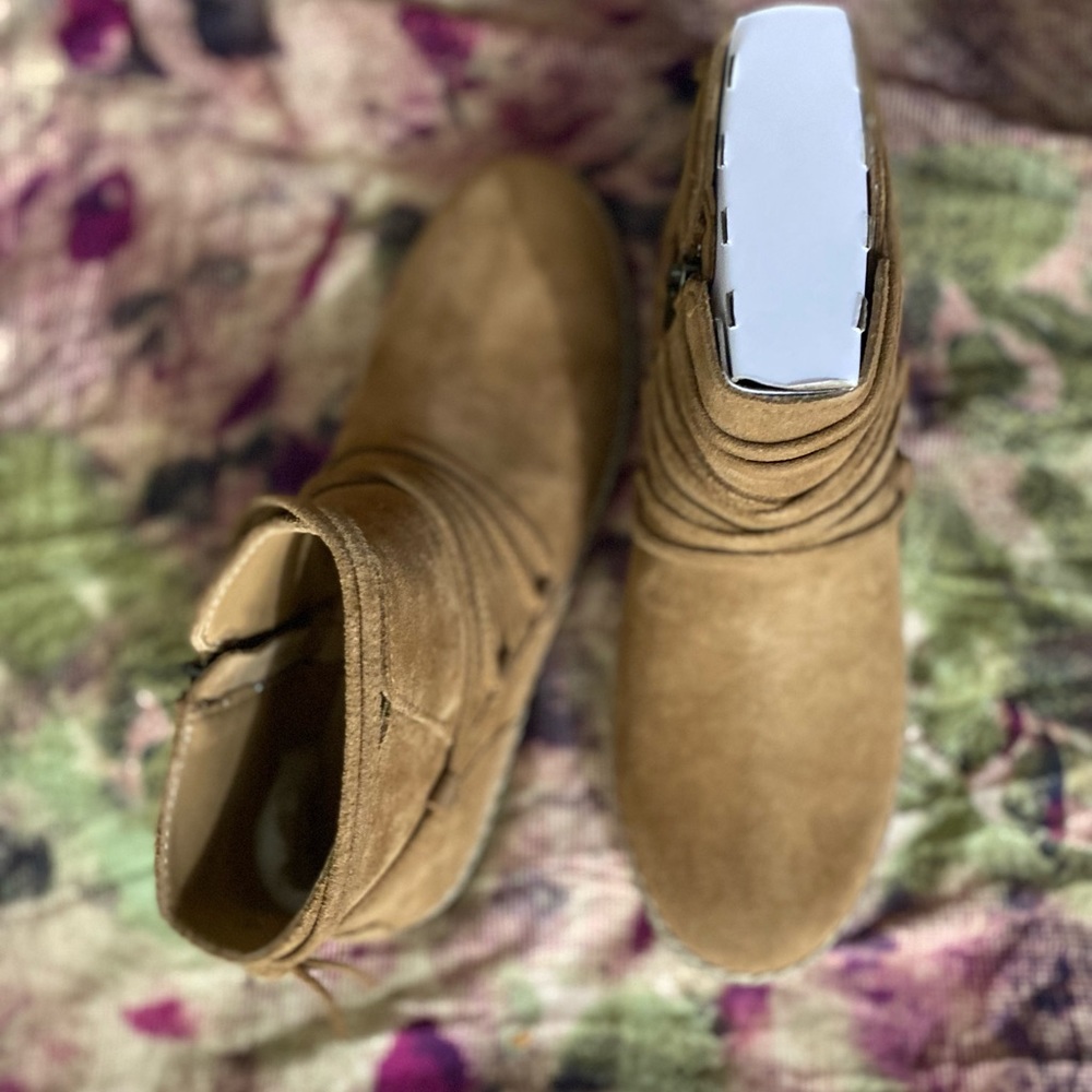 Hello, it is a brand new ugg shoes for women, size 9.5, - Picture 7 of 10